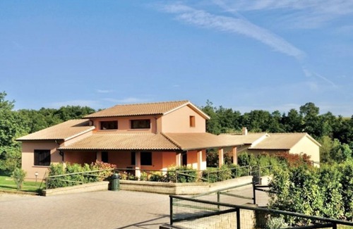 Sorano Villa | Villa of approximately 150 m2 located on the ground floor and on two levels with air conditioning, independent heating and wi fi line.Composed of a large living room with independent equipped kitchen, fridge, microwave oven, toaster, sofa and satellite t