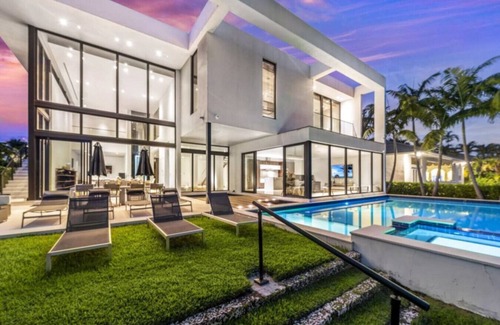 Hallandale Beach Apartment | Villa Okasa: Modern Marvel with Pool + Jacuzzi + Pool Table + BBQ