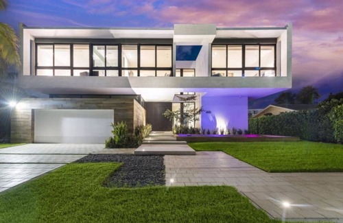 Hallandale Beach Apartment | Villa Okasa: Modern Marvel with Pool + Jacuzzi + Pool Table + BBQ