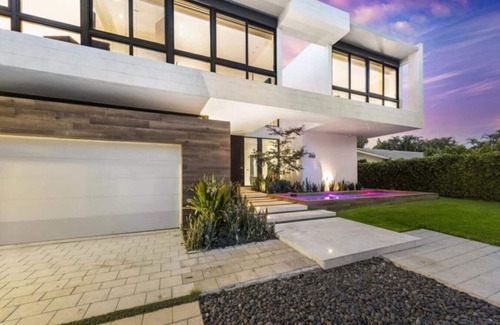 Hallandale Beach Apartment | Villa Okasa: Modern Marvel with Pool + Jacuzzi + Pool Table + BBQ