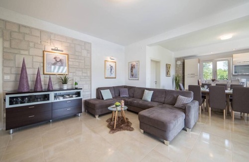 Lovrec Villa | Villa Old Garden with heated Pool, private Tavern, and panoramic views