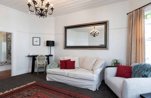 New Plymouth Villa | Villa on Courtenay - A short stroll to The CBD
