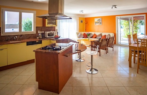 Saint-Cyprien Villa | Villa on one level - air con/Pool/Garden - Near beaches shops restaurants