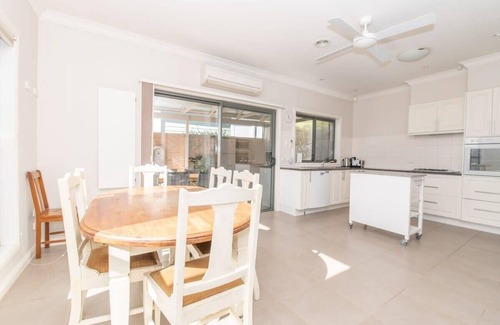 Orange House | Villa on Rosemary - Walk to CBD, Cosy & Private