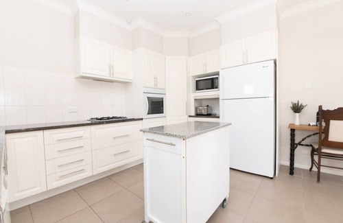 Orange House | Villa on Rosemary - Walk to CBD, Cosy & Private