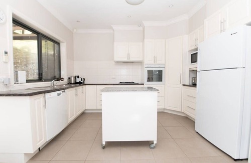 Orange House | Villa on Rosemary - Walk to CBD, Cosy & Private