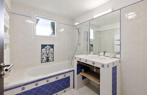 Urrugne Bed & Breakfast | Villa Ongizatea au calme avec piscine et vue montagne