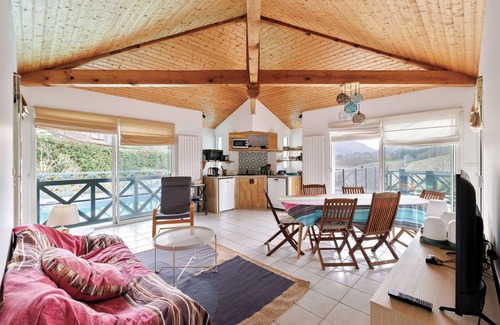 Urrugne Villa | Villa ONGIZATEA-Rez de Chaussée with swimming pool 10 minutes from St Jean de Luz