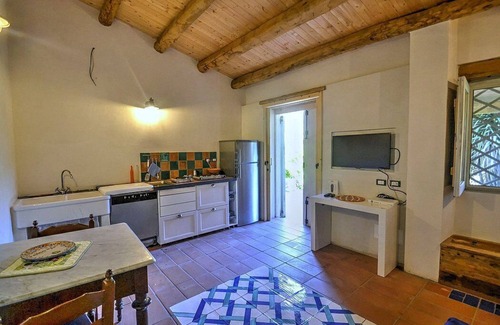 Mirto House | Villa Pascal B: A characteristic and welcoming apartment that is part of a villa surrounded by meadows and by green hills, with Free WI-FI.