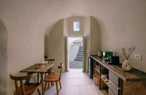 Megalochori Villa | "Villa Patitiri" cave house with private pool in Megalochori village, Santorini