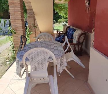 Apecchio House | Villa per gruppi fino a 20 persone, con piscina privata, camino e grande giardino nelle colline marchigiane