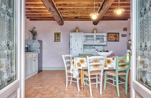 Cortona Villa | Villa Pietrenta- beautiful rural farmhouse surrounded by lush vegetation