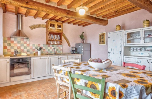Cortona Villa | Villa Pietrenta- beautiful rural farmhouse surrounded by lush vegetation