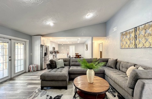 Orlando House | Villa Pilar - King Bed Pool Outdoor Kitchen & Dining Near Attractions