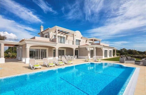 Lagoa Villa | Villa Pinta - Magnificent newly built 5 bedroom property with stunning golf and