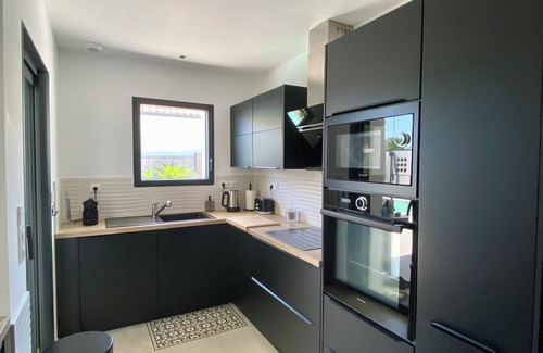 Morta Villa | Villa Piscine et Jardin Privé, 5 mn Mer et 20 mn Montagne, BOX Recharge Voiture