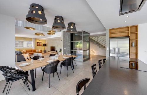 Annecy Old Town Condo | Villa Prestige : Private lift, air conditioning, terrace