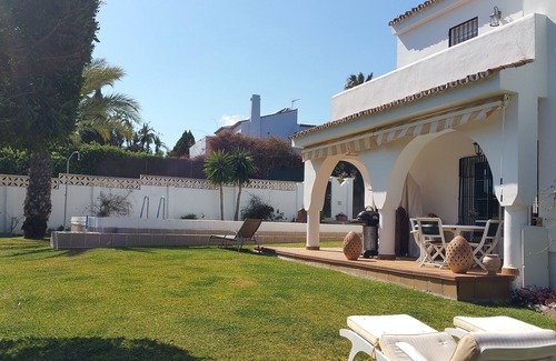 La Gaspara Villa | Villa privée pour famille de 5 personnes avec grande piscine et jardin .