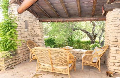 Cabrieres-d'Avignon Villa | VILLA PROVENCALE FACE AU LUBERON