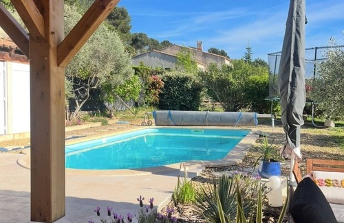 Velaux Villa | Villa provençale 8 pers. with swimming pool, air conditioning, calm and greenery with view.