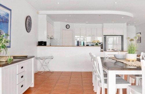 Coffs Harbour House | Villa Provence Coffs Harbour 5 bedrooms, stunning views, short stroll to the beach