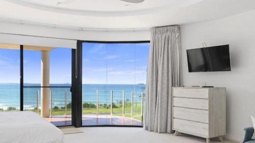 Coffs Harbour House | Villa Provence - Stunning Views, Walk to resorts. 5 Bed 3 Bath