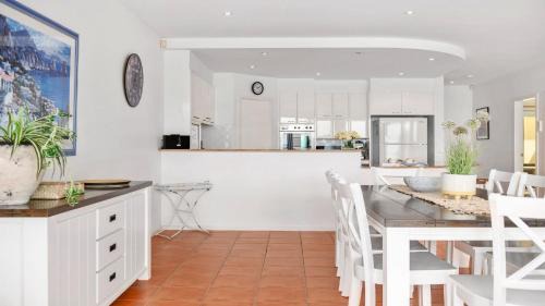 Coffs Harbour House | Villa Provence - Stunning Views, Walk to resorts. 5 Bed 3 Bath