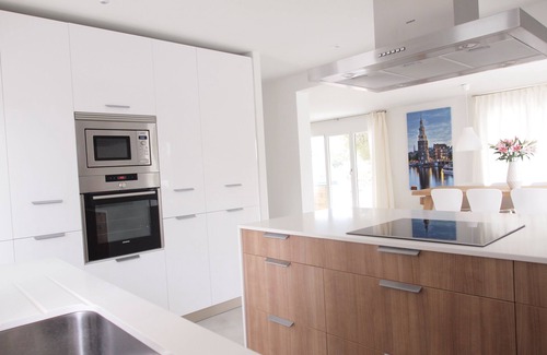 Arnella Villa | Villa Renate 5min walk sand beach Large Pool WiFi Airco 5 Bedrms 2 Kitchens