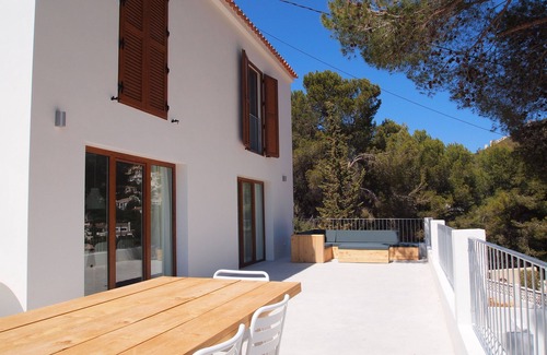 Arnella Villa | Villa Renate 5min walk sand beach Large Pool WiFi Airco 5 Bedrms 2 Kitchens