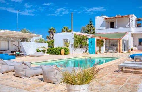 Capilungo Villa | Villa 'Rilù - Suite' with Shared Pool, Wi-Fi and Air Conditioning