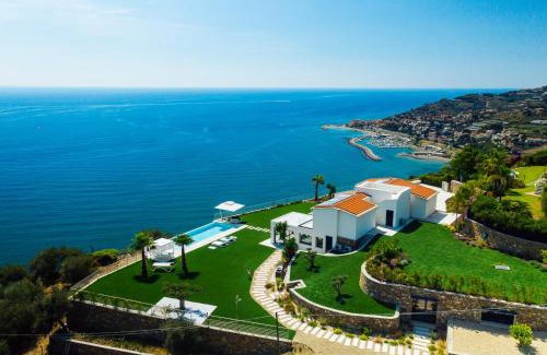 Poggi Villa | Villa Sabrina Riviera dei Fiori a Picco sul Mare con Piscina Privata ,WELLNESS & SPA