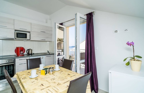 Plat Apartment | Villa Samba - Comfort One-Bedroom Apartment with Balcony and Sea View
