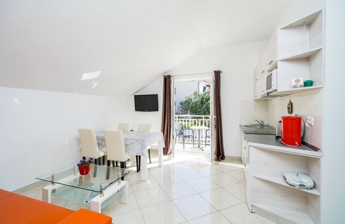 Plat Apartment | Villa Samba- Premium One-Bedroom Apartment with Balcony and Sea View