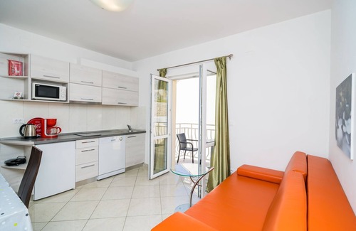 Plat Apartment | Villa Samba- Premium One-Bedroom Apartment with Balcony and Sea View