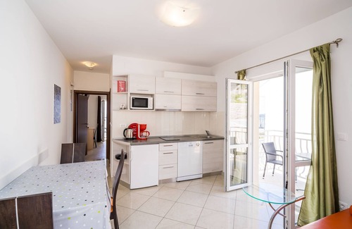 Plat Apartment | Villa Samba- Premium One-Bedroom Apartment with Balcony and Sea View