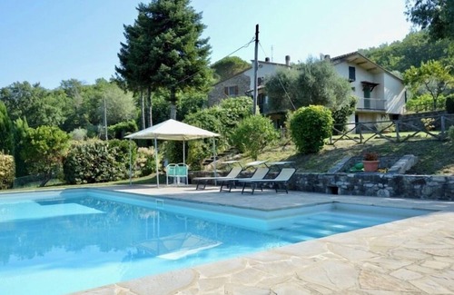 Lisciano Niccone House | Villa San Martino, two houses sharing a fenced pool, San Martino private villa