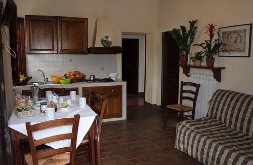Colle di Val d'Elsa House | Villa Saveria I: A graceful apartment surrounded by the greenery.