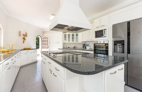 Vale Navio Villa | Villa Solar das Palmeiras is a large traditional style villa ideal for large groups or families