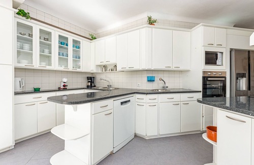 Vale Navio Villa | Villa Solar das Palmeiras is a large traditional style villa ideal for large groups or families