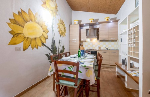 Capalbio Villa | Villa 'Sunflower' with Private Garden and Wi-Fi