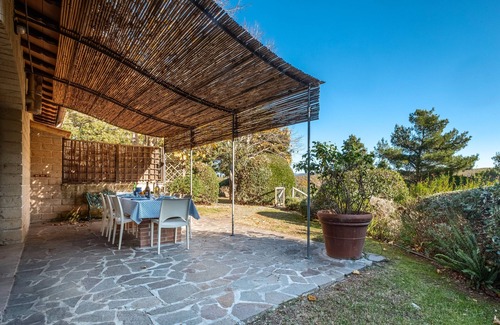 Capalbio Villa | Villa 'Sunflower' with Private Garden and Wi-Fi