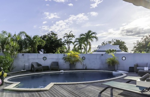 Dampierre House | Villa Sunny Lounge Villa Moderne et Agréable Avec Piscine