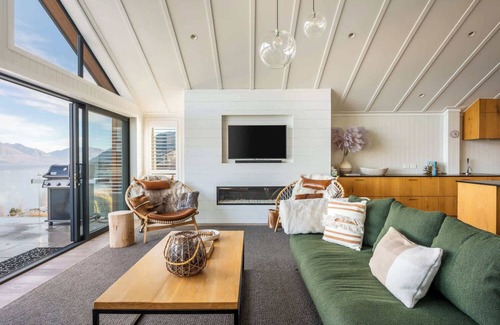 Queenstown Villa | Villa Tihi |Lake Views, Hot Tub, Gas Fire, BBQ, AC