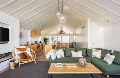 Queenstown Villa | Villa Tihi |Lake Views, Hot Tub, Gas Fire, BBQ, AC