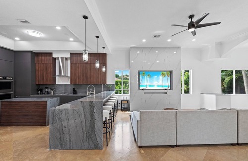 Miami Shores House | Villa Tortuga: 10 BR 9,500 sq. ft Extravagant Miami Estate w pool, movie theater