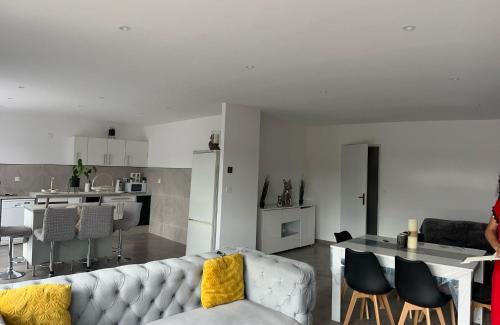 Manosque House | Villa tout confort en Provence avec Piscine, ainsi qu'un parking privé