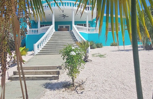 Montana Rey Villa | Villa Turquoise Curaçao: Central location, elevated with great views.