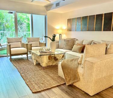 Rock Harbor Apartment | Villa Valbuena Palm Oasis In-Laws Quarters 4-Story Unit With Rooftop Retreat