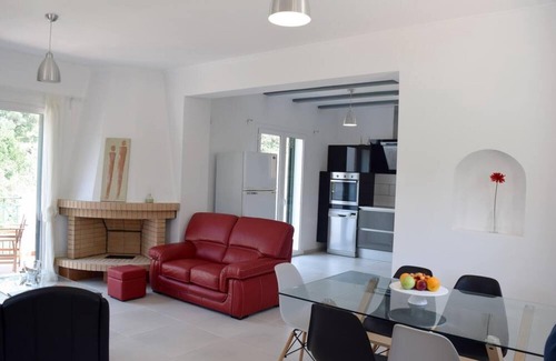 Dhrakata Villa | Villa Verde with Outdoor Jacuzzi