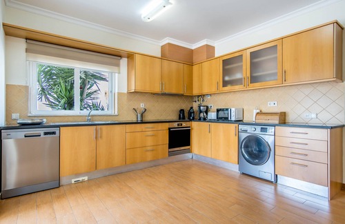 Correeira Villa | Villa Vilas Boas, 10 minute walk from the Fisherman's beach and 5 from strip
